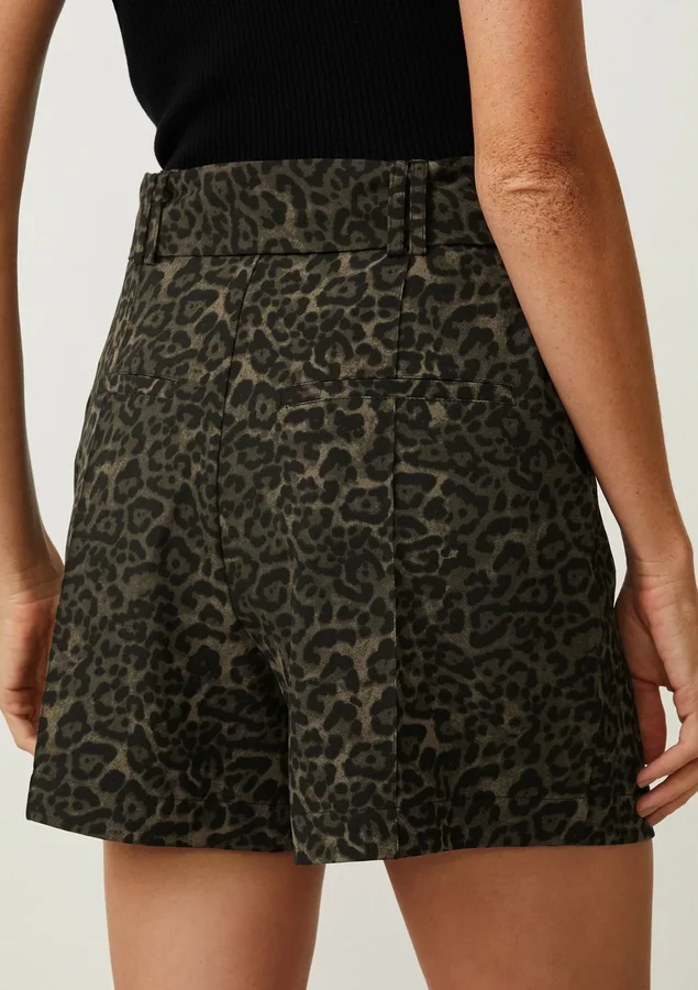 241125100 1023 070 shorts onca escura