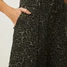 241125100 1023 040 shorts onca escura