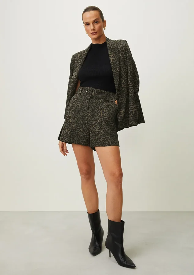 241125100 1023 030 shorts onca escura